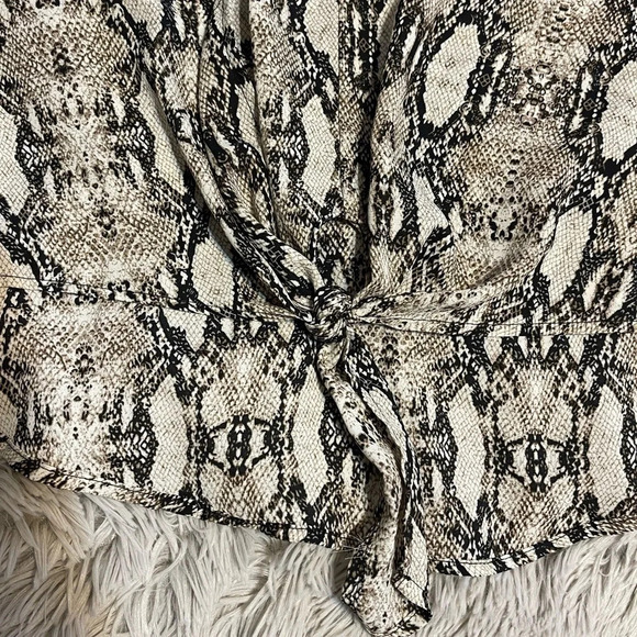 143 Story by Line Up Snake Pattern Blouse‎ Top with Front Tie Size Medium - Picture 2 of 5